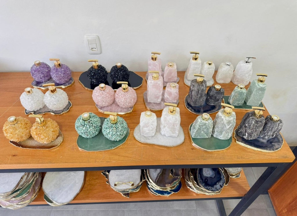 Kit Lavabo Luxo com Pedras Naturais e Dispensers Dourados