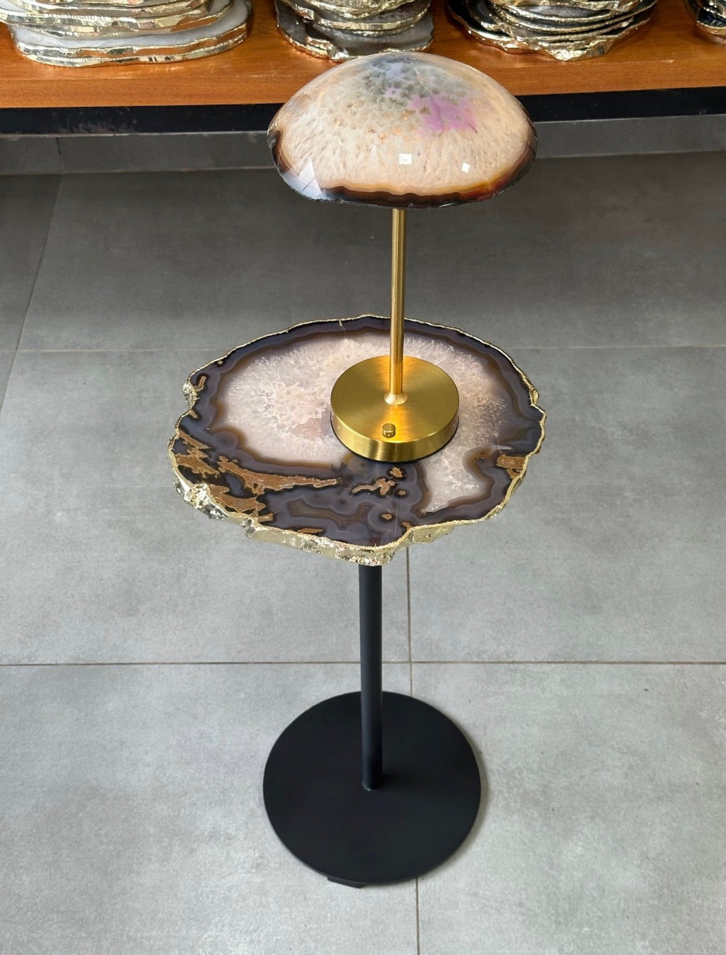 Mesa Lateral de Pedra especial com Pedestal Dourado 55cm