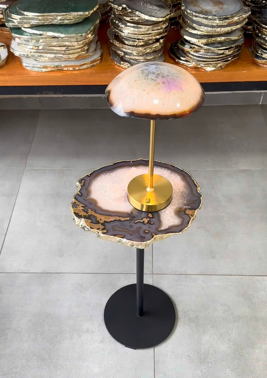 Abajur Decorativa de Ágata Natural com Base Dourada